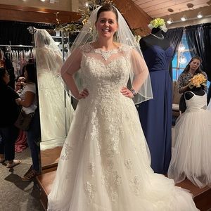 Beautiful  sz 20 wedding dress